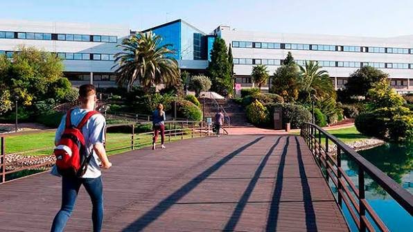 Estudiante recorriendo un campus universitario